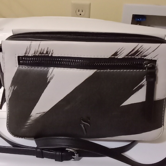 Simply Vera Vera Wang purse with a beautiful design - Picture 4 of 4